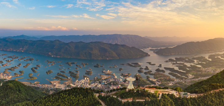 仙岛湖是省级生态旅游风景区、中央电视台影视拍摄基地，与杭州千岛湖、加拿大千岛湖并称“世界三大千岛湖”。