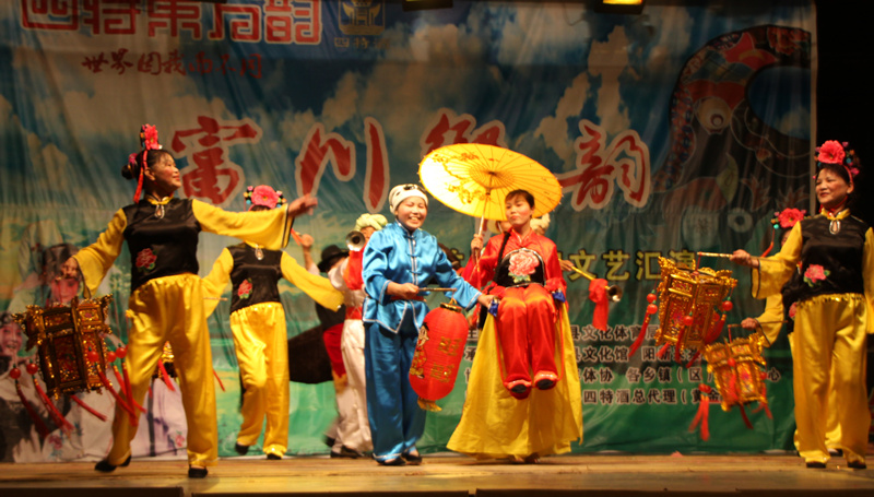 枫林车灯表演4_副本.jpg 枫林车灯表演4_副本.jpg