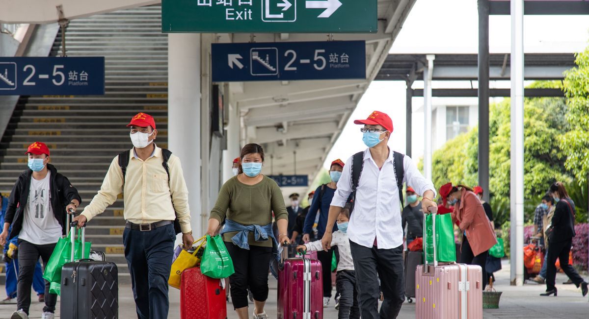 1226名阳新外出务工人员乘点对点首趟专列前往深圳