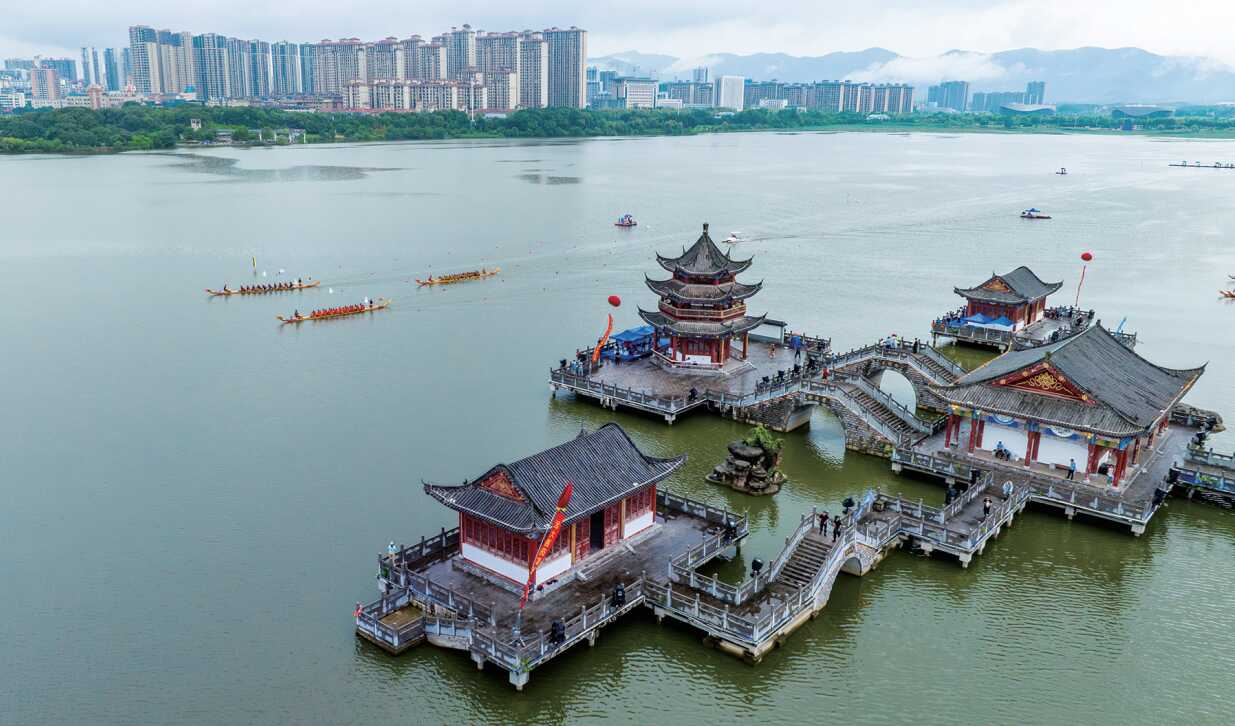 8日湖北省龙舟公开赛黄石阳新站在阳新县莲花湖公园开幕